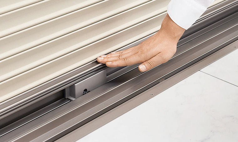 ｼｬｯﾀｰ付引違い窓_手動_施錠操作