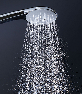 空気を含んだ大粒の水滴が心地よい超節水シャワー。エコアクアシャワー
