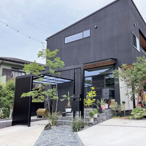 植栽で引き立てるブラックを基調としたファサード