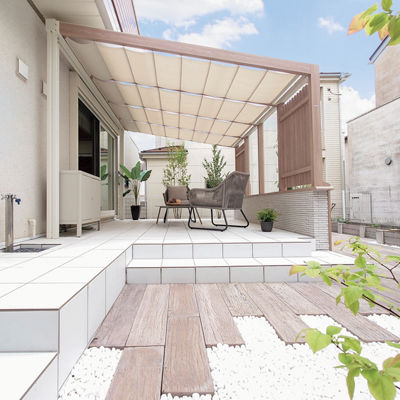 ガーデンを有効活用するセミオープンのテラス空間