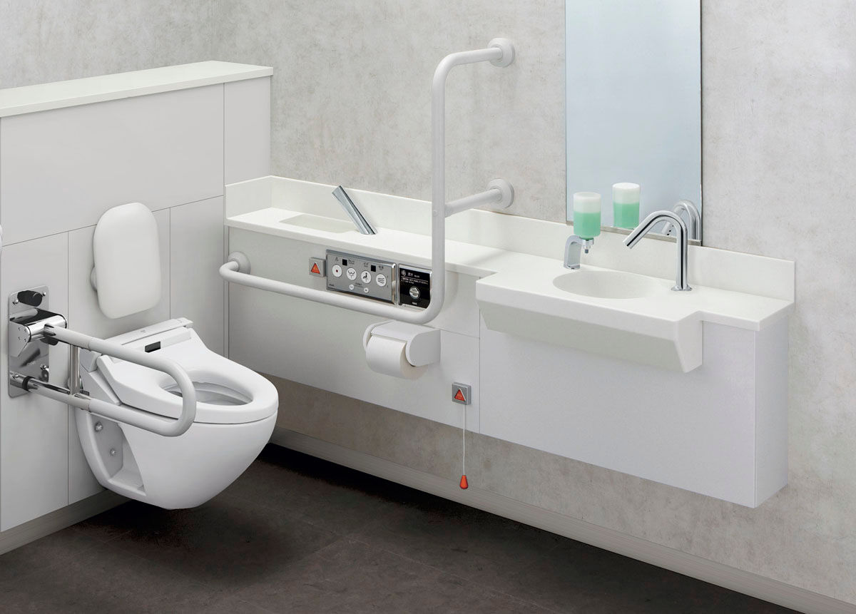 多機能トイレユニット(コンパクトタイプ)_使いやすさとお手入れのしやすさに配慮したカウンターと大便器