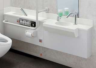 多機能トイレユニット(コンパクトタイプ)_車いすでも使いやすいよう配慮したカウンタ一体の洗面器