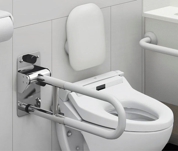 多機能トイレユニット(コンパクトタイプ)_使いやすさとお手入れのしやすさに配慮したカウンターと大便器