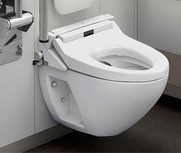 多機能トイレユニット(コンパクトタイプ)_使いやすさとお手入れのしやすさに配慮したカウンターと大便器