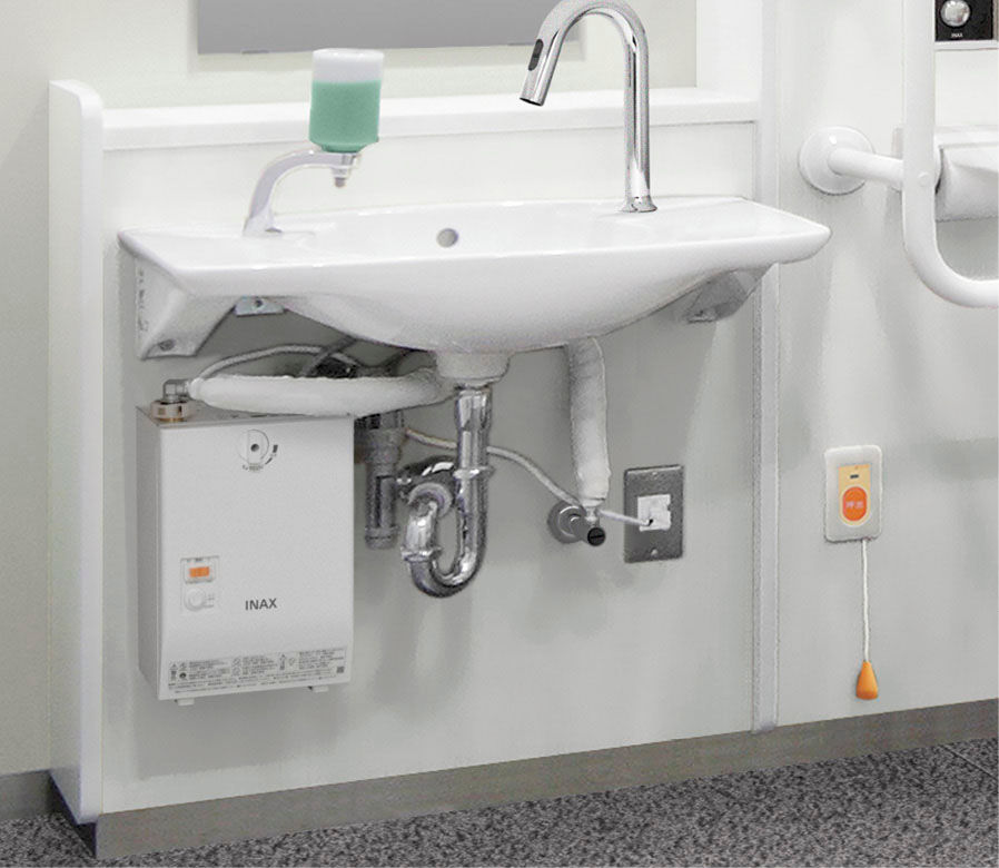 多機能トイレユニット_オストメイト対応流し付_車いすでも近づきやすい足元すっきり設計
