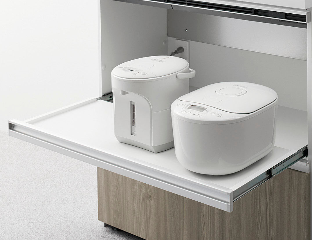 家電収納(蒸気排出ユニット付)ダストワゴンプラン(奥行45cm系)_家電収納(蒸気排出ユニット用)_炊飯器やポットのフタを開ける際には、トレーボードを引き出せます