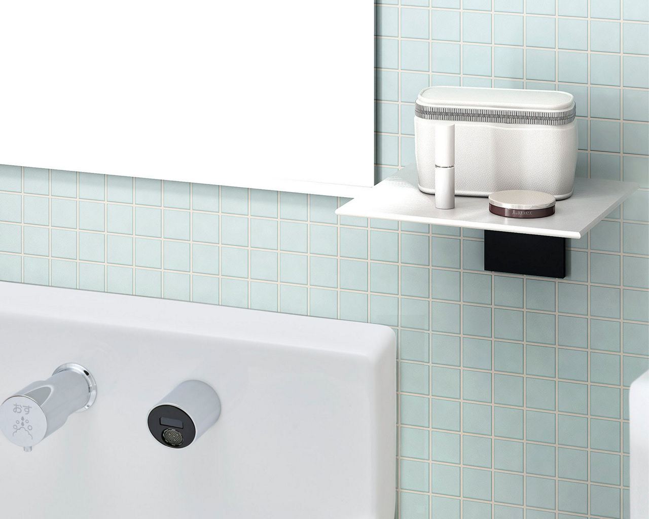 棚を設置すれば、ポーチなどの小物が置けるので化粧直しに便利