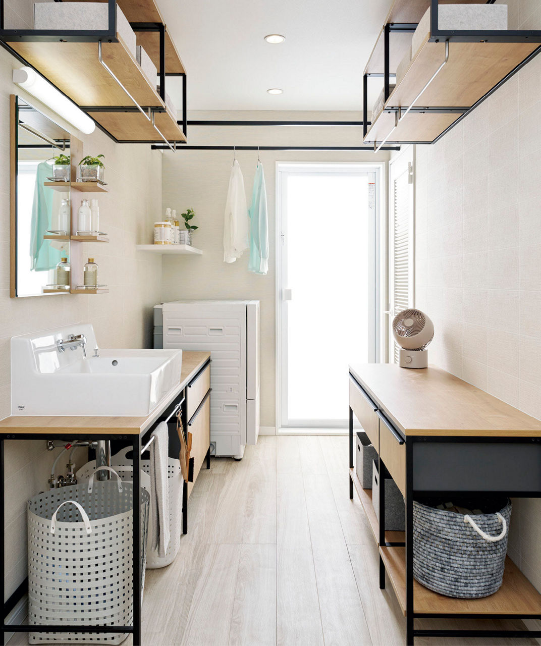 二列型のレイアウトで作業スペースを確保