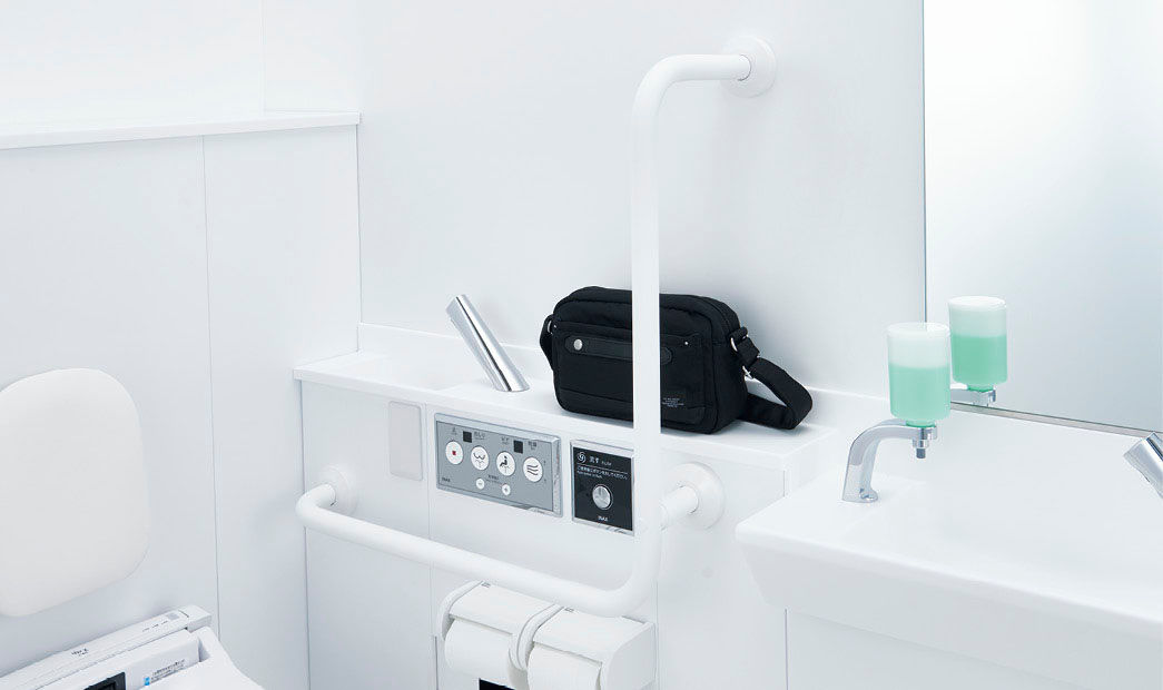 多機能トイレパック_荷物が置ける
