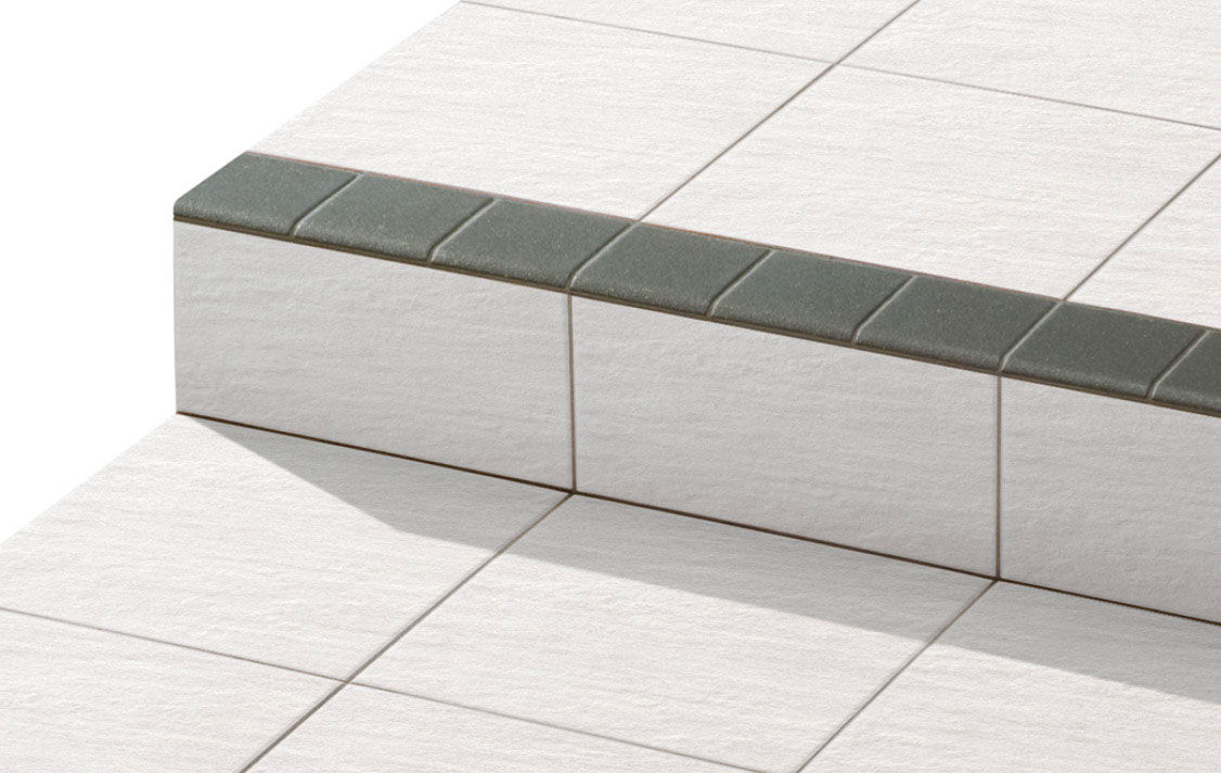 サーモタイルステップ_視認性の高い階段部の例