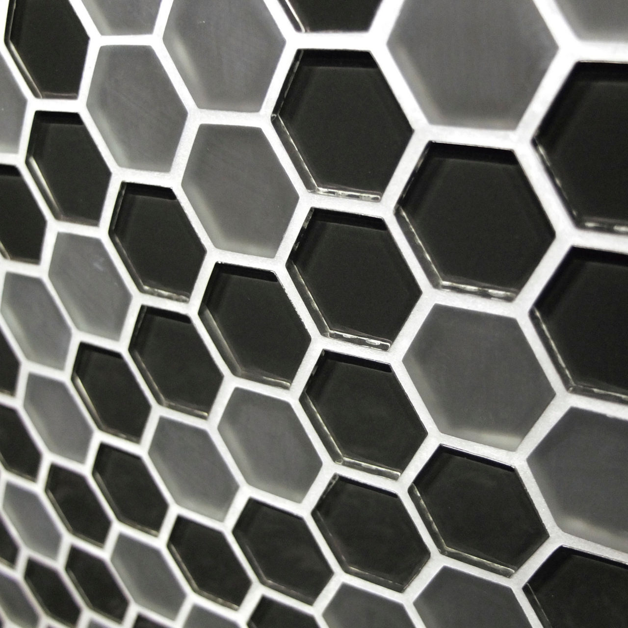 ガラスモザイク側面に白い点線状のものが見える事例