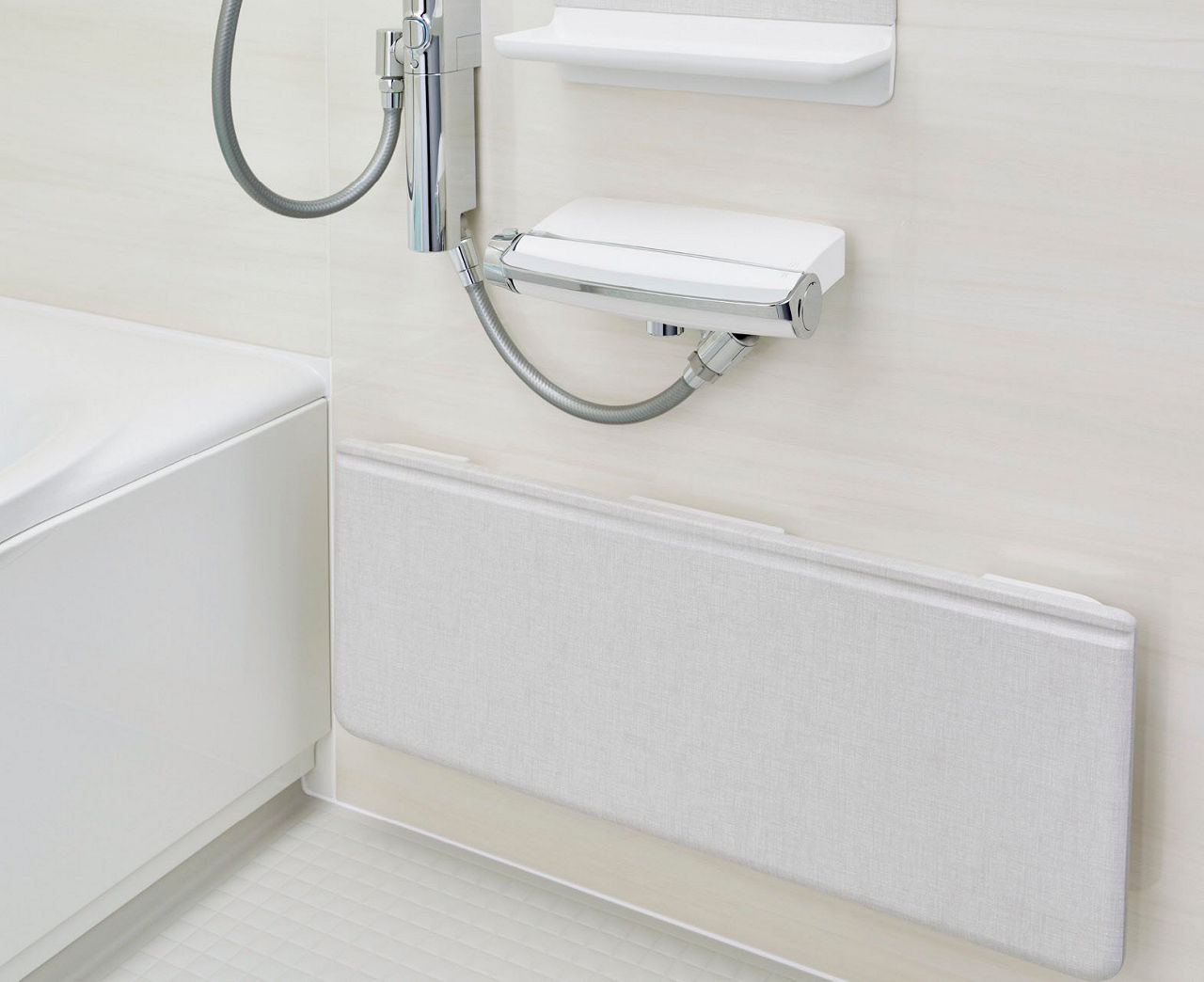 Lifestyle_Bathroom_まる洗いカウンター_カウンター腰掛けイメージ