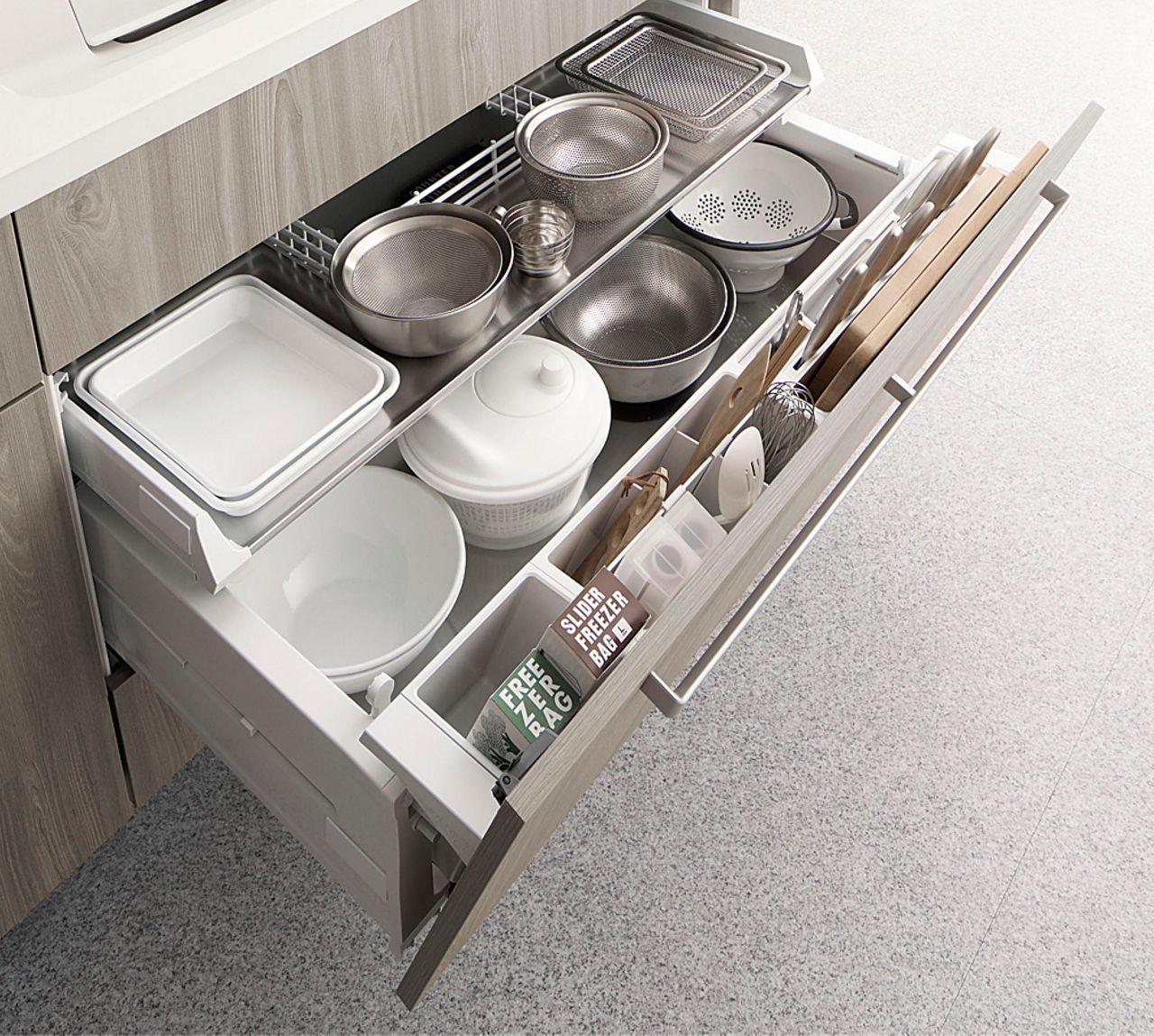 ポケット、シェルフ、ストッカーを一度に引き出せる立体収納