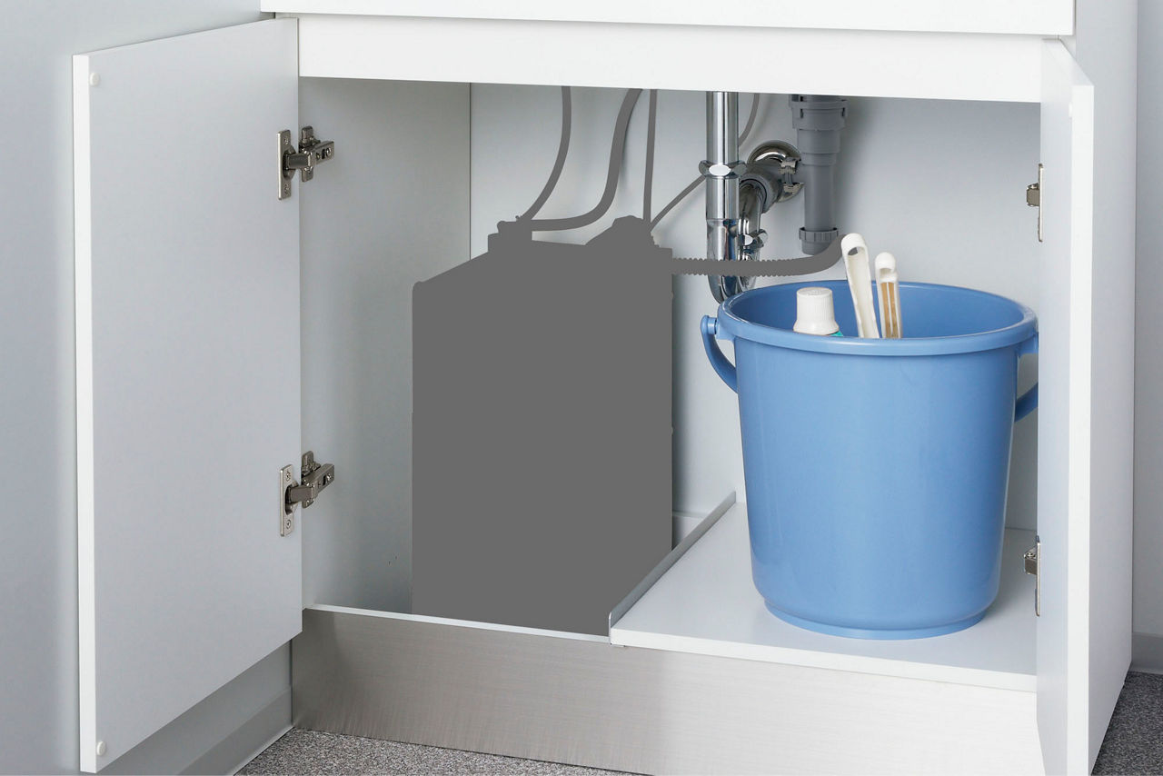 電気温水器設置時でも掃除道具やストック品を収納できる底板付を選べます