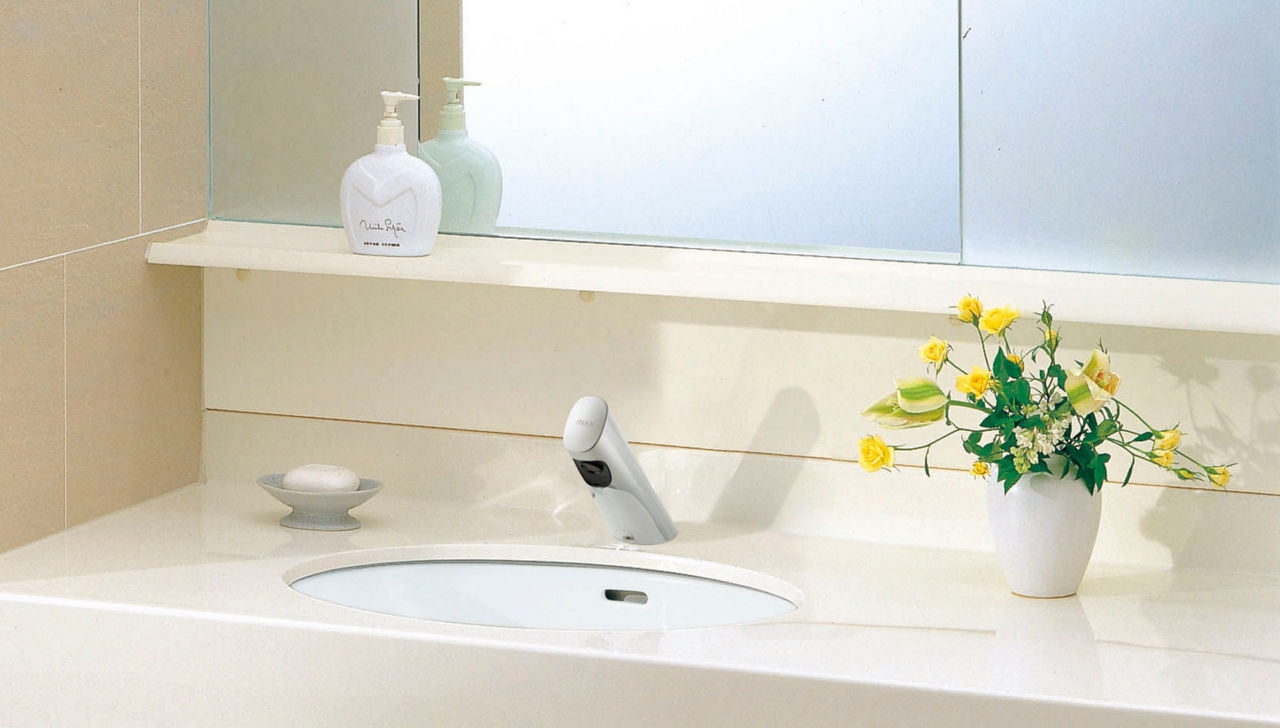 マーベリイナシェルフ_洗面カウンターの長さに合わせて設置できる化粧棚