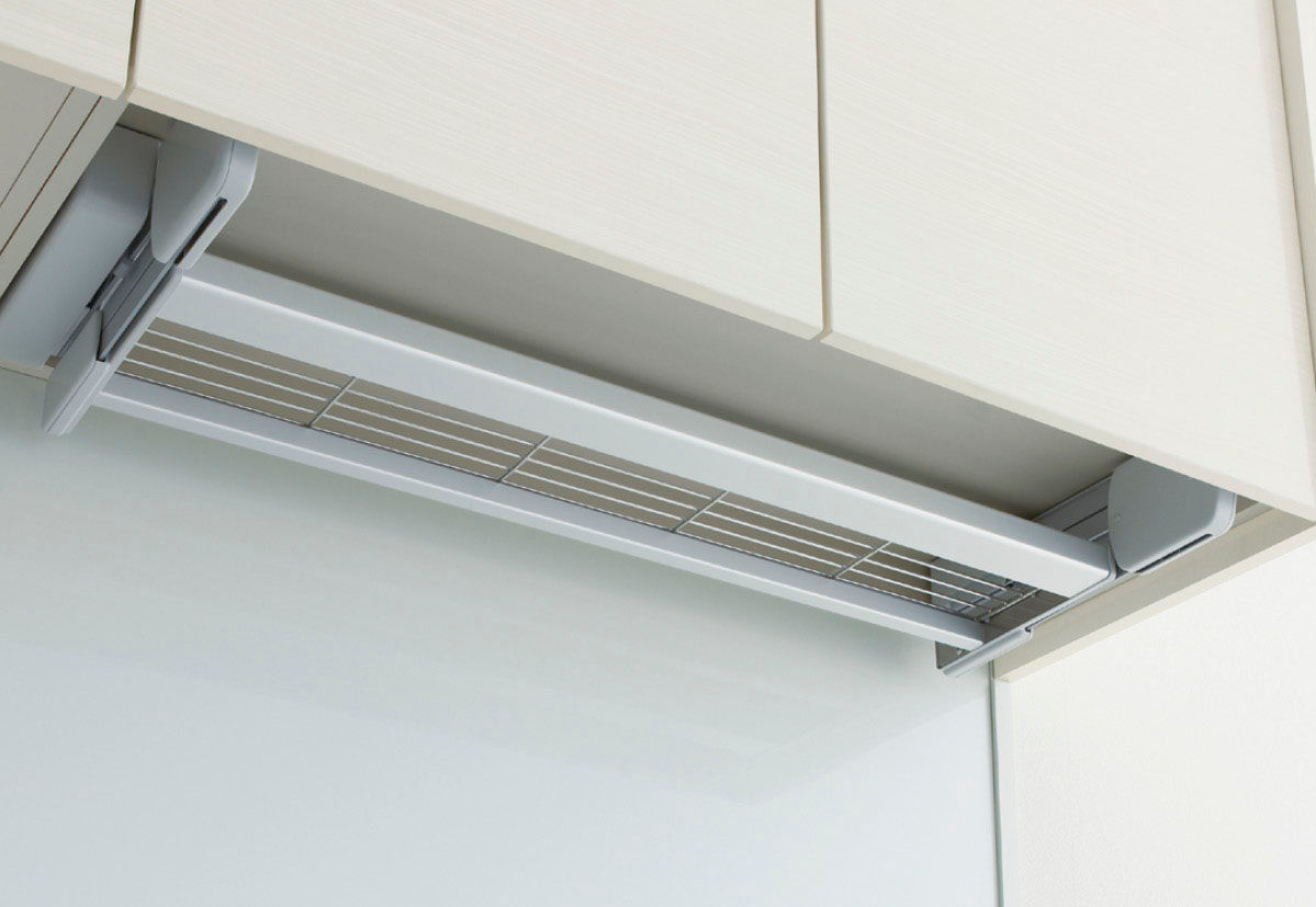 使い終わったらパレットをあげるだけ。キャビネットの下にすっきり納まります