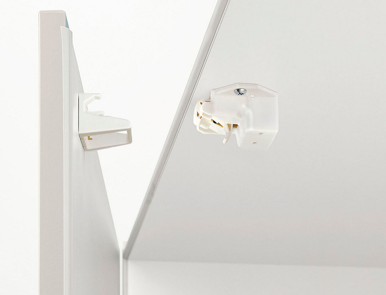 システム収納_扉キャッチ機構