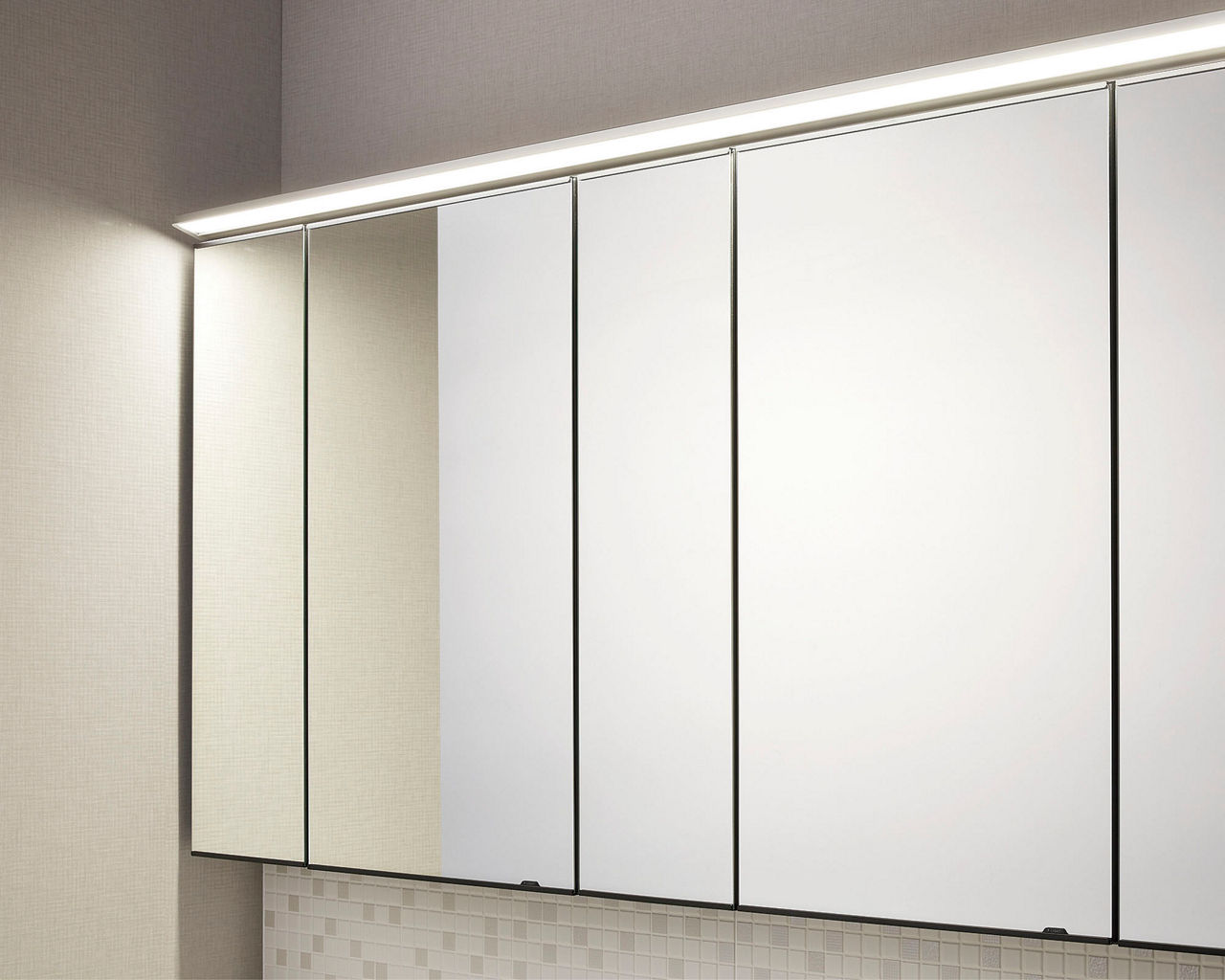 洗面全体をしっかり照らす上部ライン照明