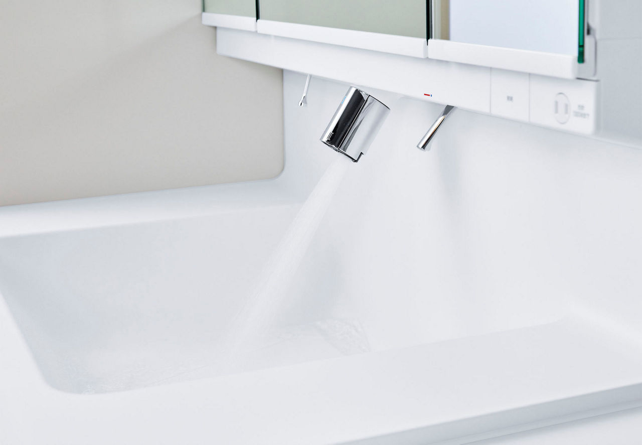 キレイアップ水栓&キレイアップカウンター_水栓まわりに水がたまりにくく、水ハネがしにくくお手入れ簡単