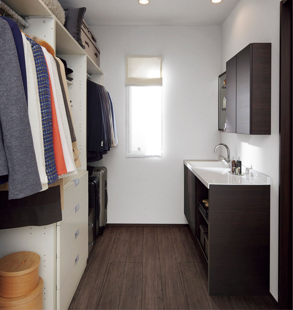 寝室横に_ゆったりと身づくろいができる