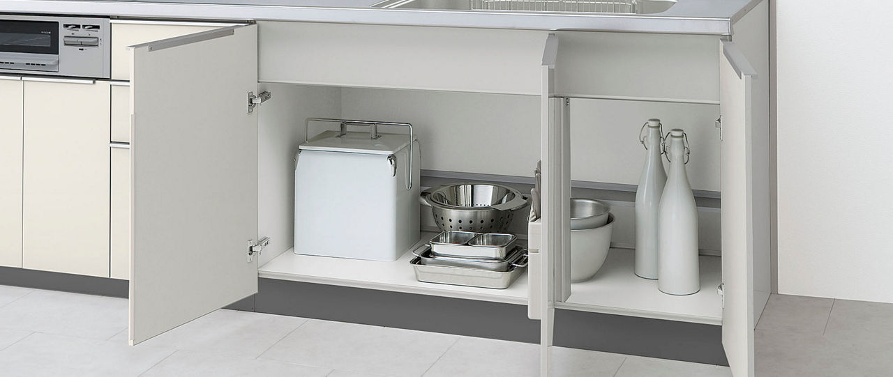 開き扉プラン_一升瓶やライスボックスなど背の高い物がしまいやすく、使い勝手をアレンジできる開き扉