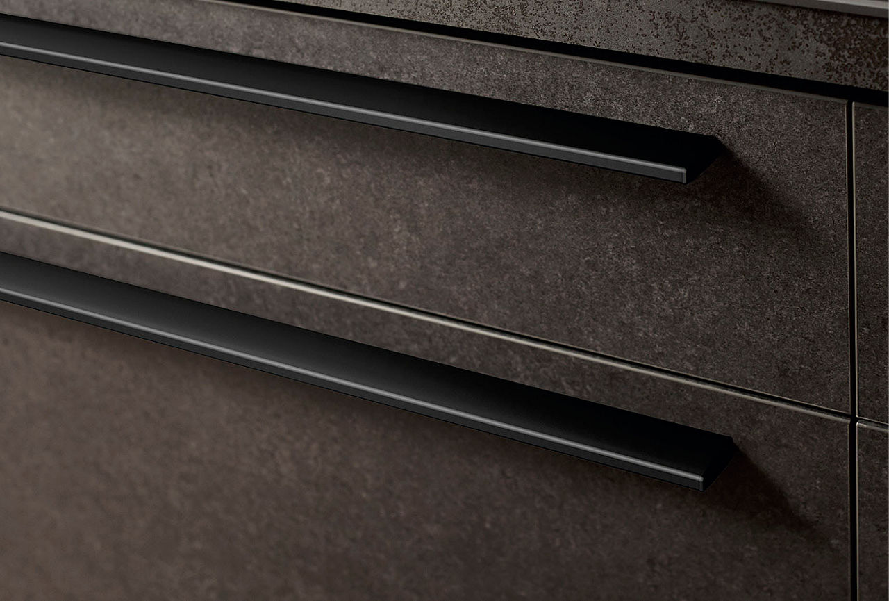 扉デザイン・カラー_美しさと使いやすさを高める_ほどよいアクセントを加えるスリムバー取手