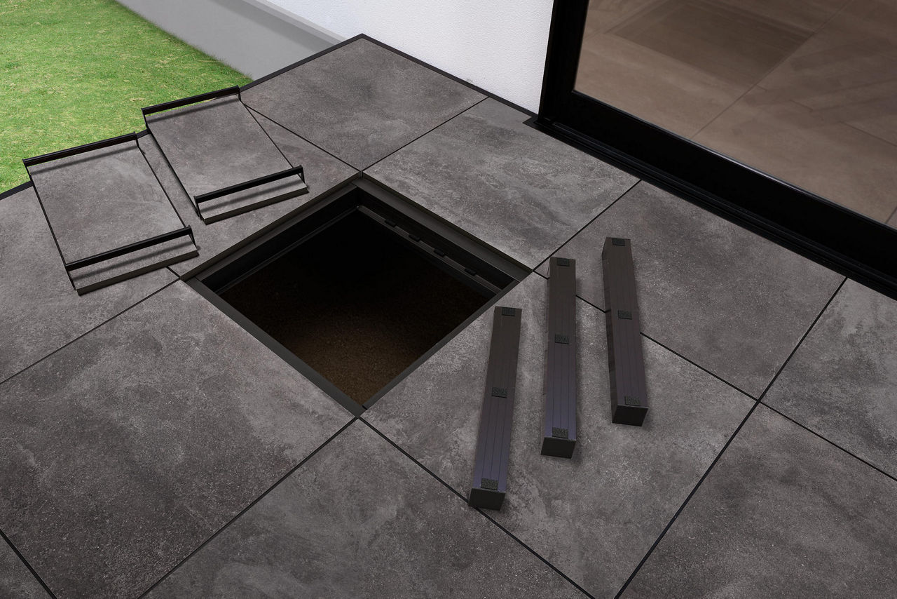 タイルデッキ_ライトグレー（サンドリネア柄）_点検口タイル_全開時