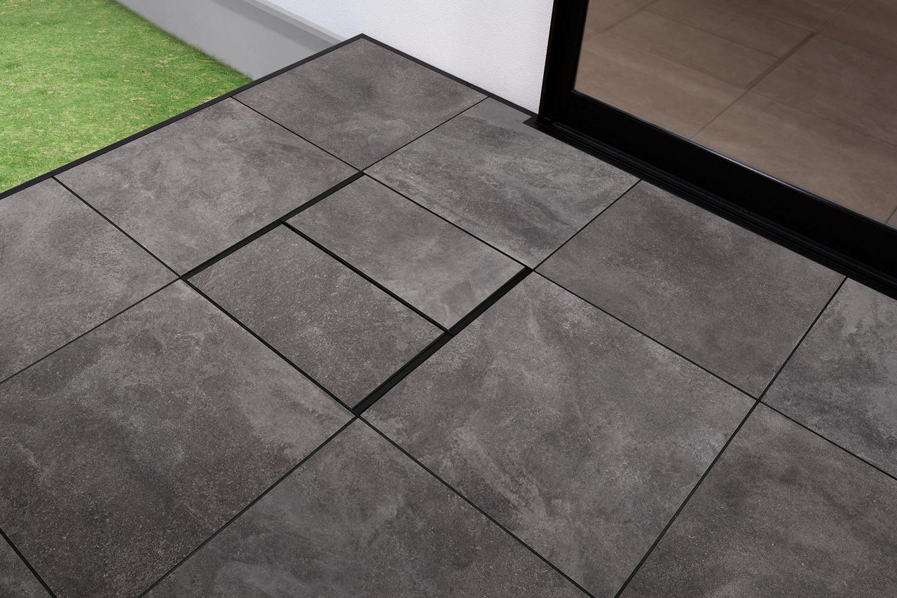 タイルデッキ_ライトグレー（サンドリネア柄）_点検口タイル_全閉時