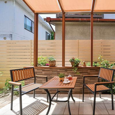 amenagement-terrasse-table-chaises-parasol amenagement terrasse
