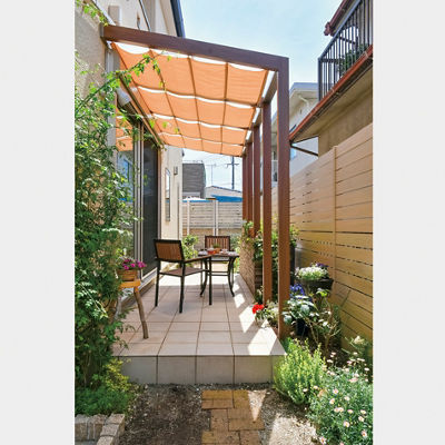 amenagement-terrasse-toit-chaises-blanches-plantes amenagement terrasse