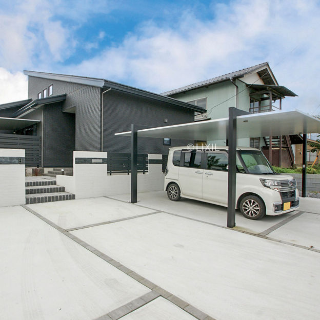 モダンな住宅外観を引き立たせるシンプルなカーポートとテラス