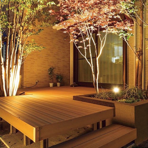 リビングとつながるウッドデッキはライトアップも楽しめる